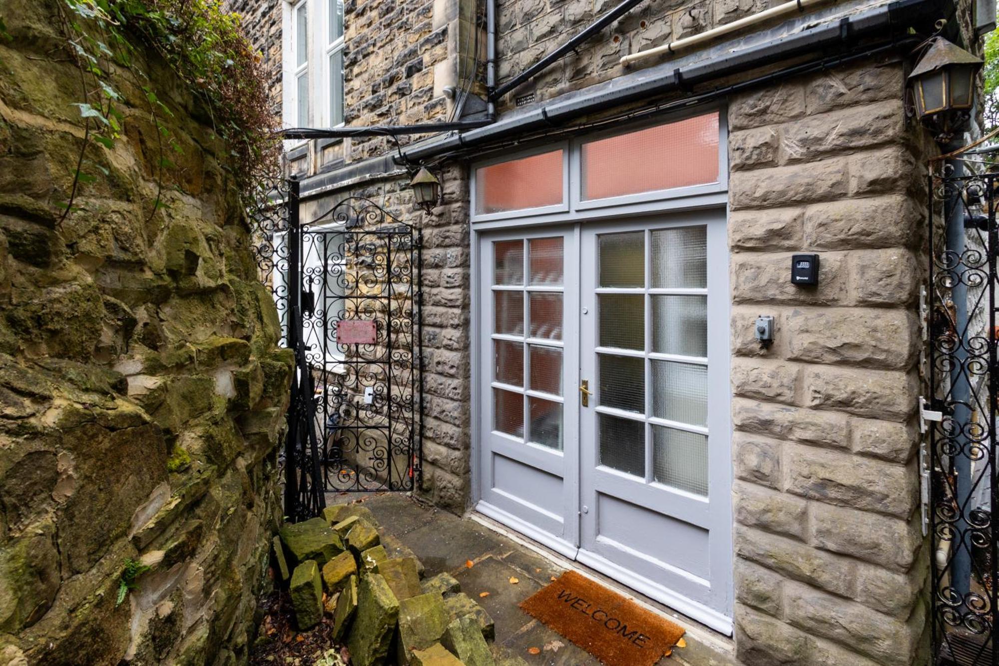Spacious 3 Bedroom Ground Floor Apartment - 10 Mins From City Centre Leeds  Exteriör bild