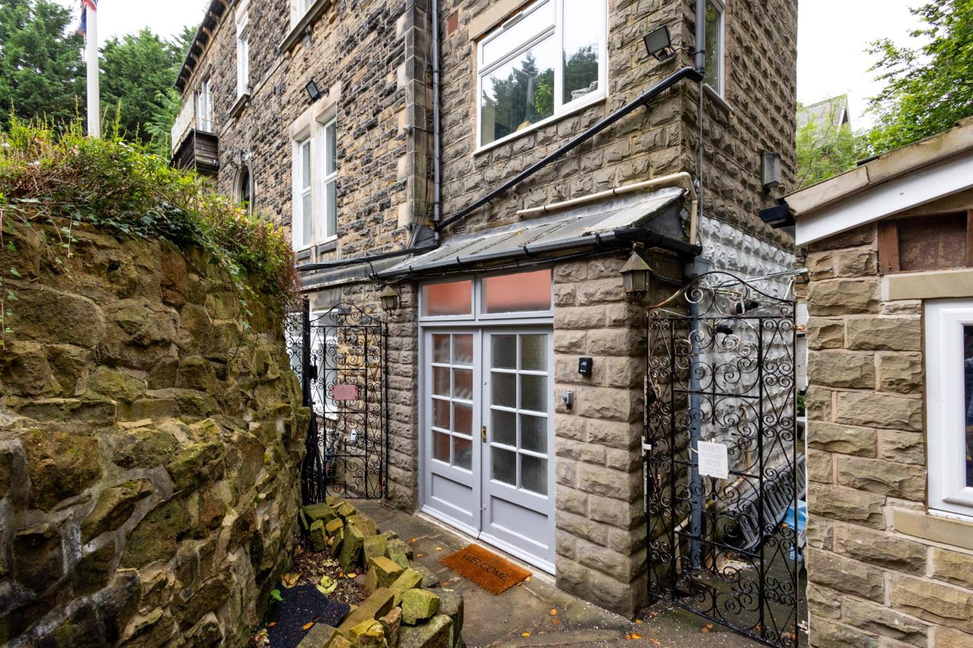 Spacious 3 Bedroom Ground Floor Apartment - 10 Mins From City Centre Leeds  Exteriör bild