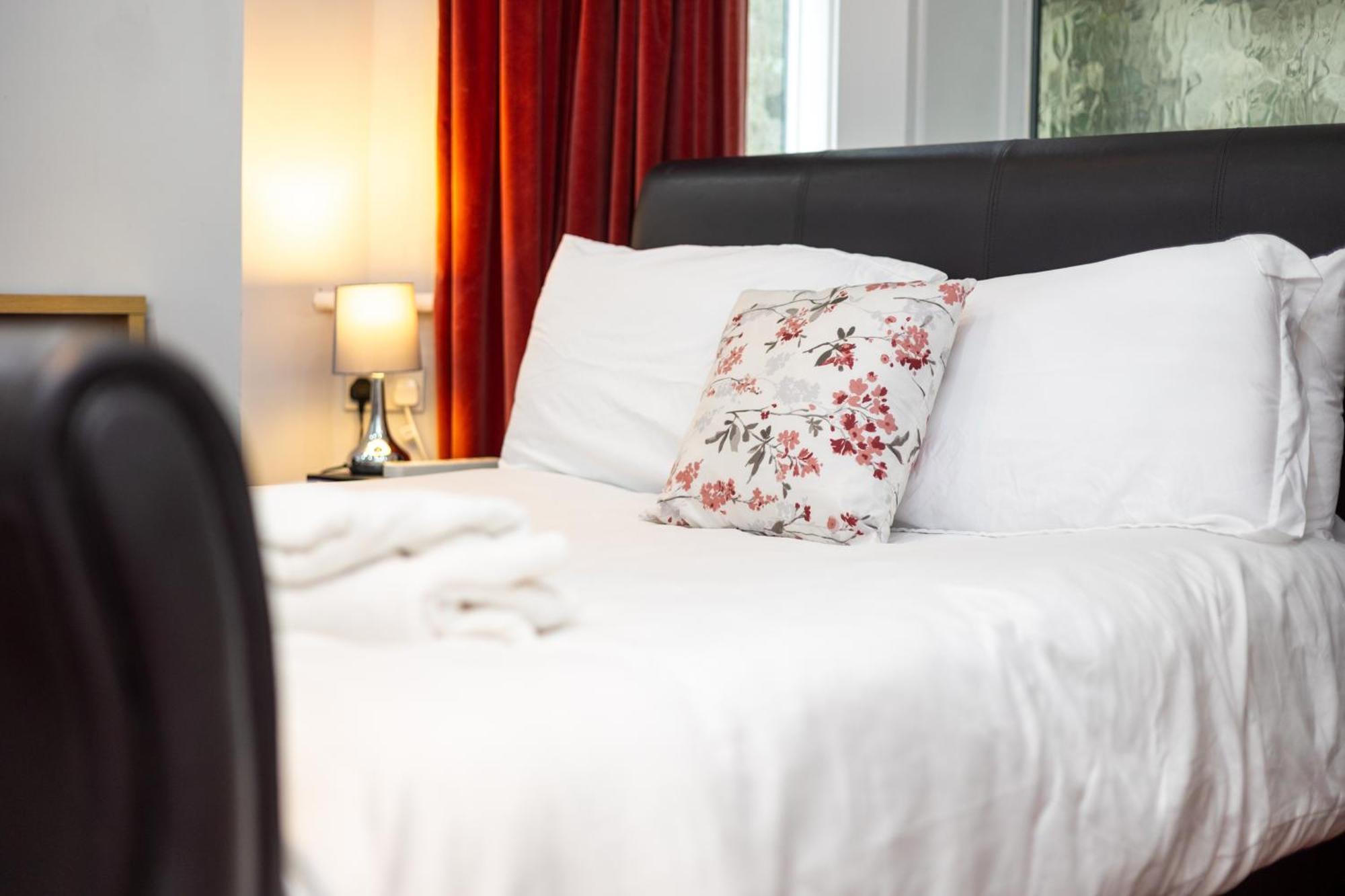 Spacious 3 Bedroom Ground Floor Apartment - 10 Mins From City Centre Leeds  Exteriör bild